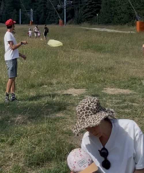 Enfants aux filets à papillons au pied des pistes