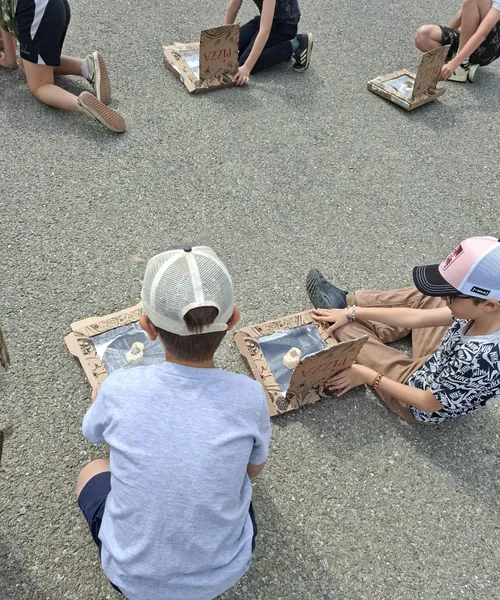 Enfants testant leurs fours solaires en plein soleil