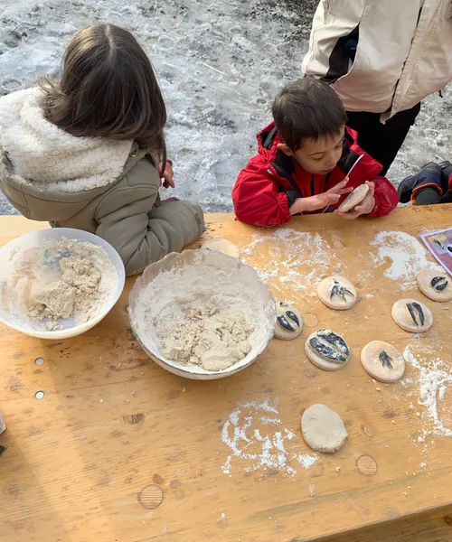 Enfants moulant des empreintes en pâte à sel