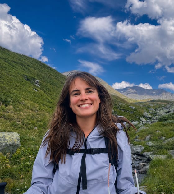 Mérine Brehin, animatrice nature, souriante en montagne