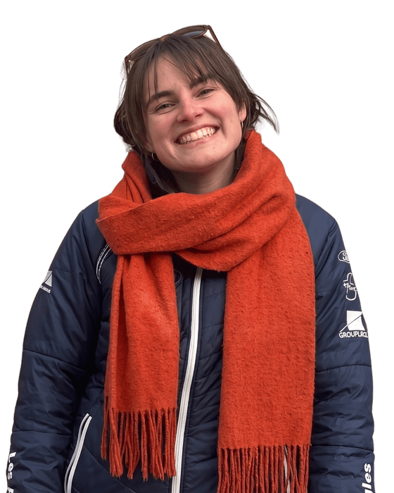 Mérine Brehin, animatrice nature, souriante avec son écharpe orange