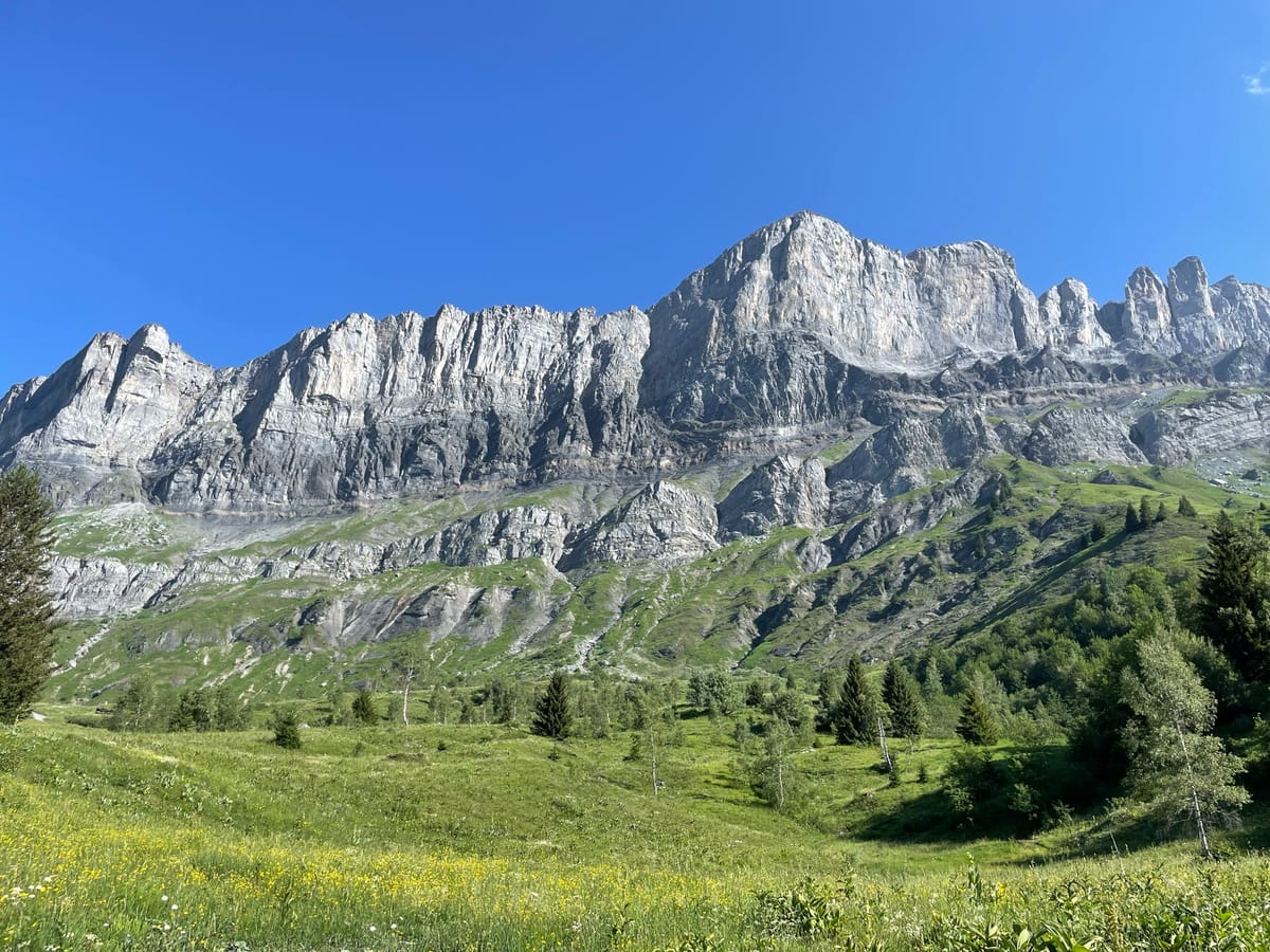 Les falaises des Fiz au-dessus des alpages fleuris, en Haute-Savoie