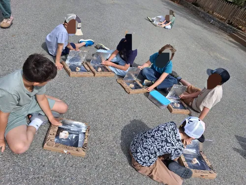 Enfants testant leurs fours solaires dehors